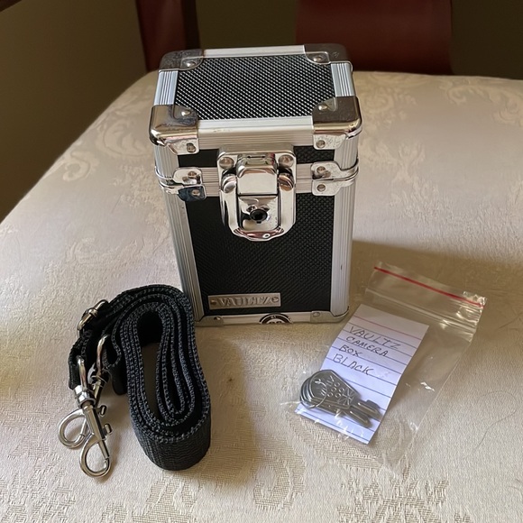 Vaultz reinforced locking camera case, beach Crossbody, travel case, used once - Picture 3 of 10